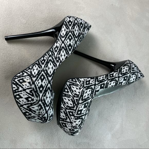 Qupid NWOB Ikat Print Black White Stiletto Platform Heels Size 7 Closed Toe - Picture 4 of 7